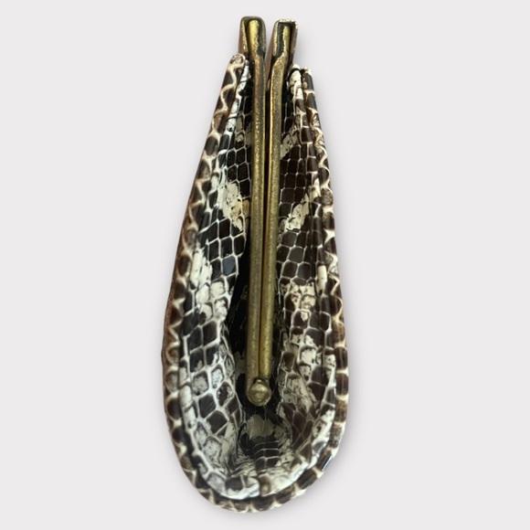 Vintage 1960s Genuine Snakeskin Kisslock Closure Mini Coin Bag in Raspberry Pink - Picture 4 of 12